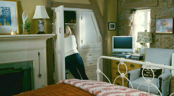 The-Holiday-movie-cottage-Iriss-bedroom