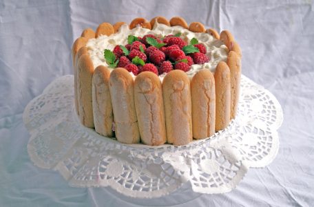 Francuskie ciasto malinowe Charlotte