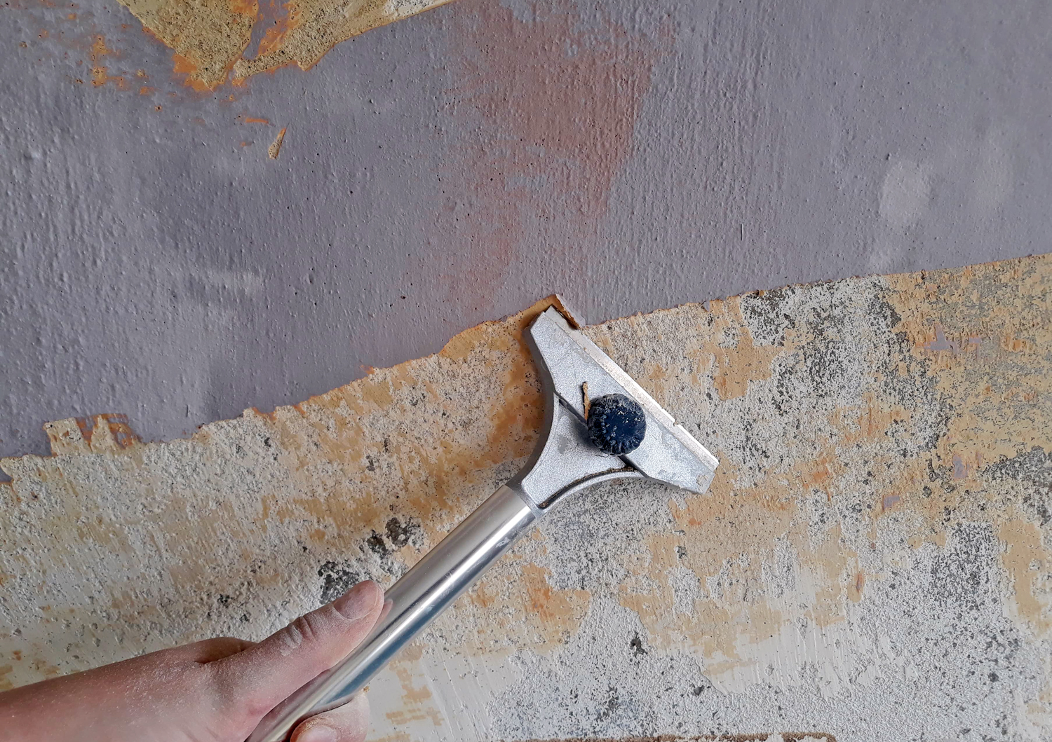 Jak usunąć stara farbę ze ściany?