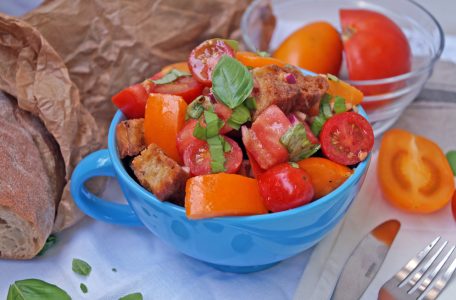 Panzanella - przepis na włoską sałatkę z pomidorów i grzanek
