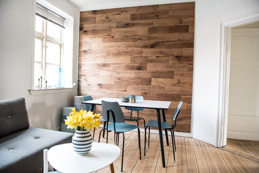 10 pomysłów na drewno na ścianie w salonie