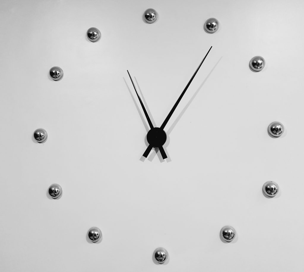 Zegar na ścianie w nowoczesnej aranżacji