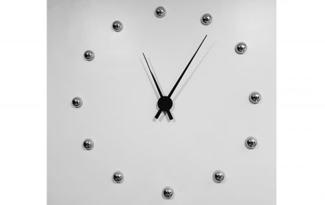 Zegar na ścianie w nowoczesnej aranżacji