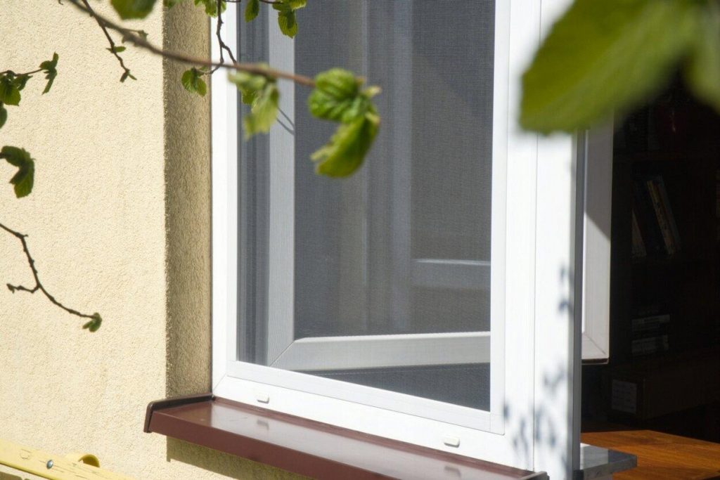 Rodzaje moskitier do okien - jak wybrać najlepszą? 