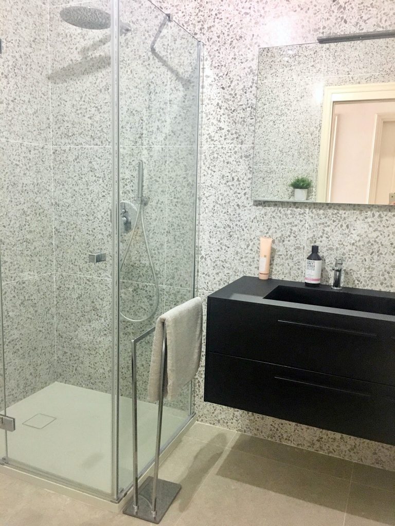 Mała łazienka z prysznicem — aranżacje, porady i inspiracje