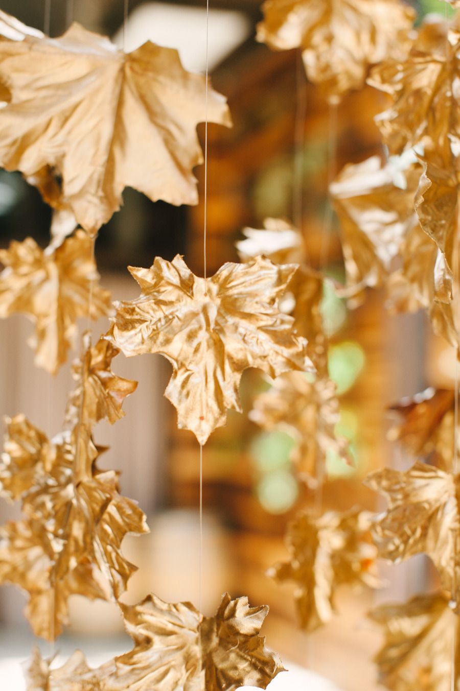 Jesienne dekoracje z liści - zawieszki z liści
